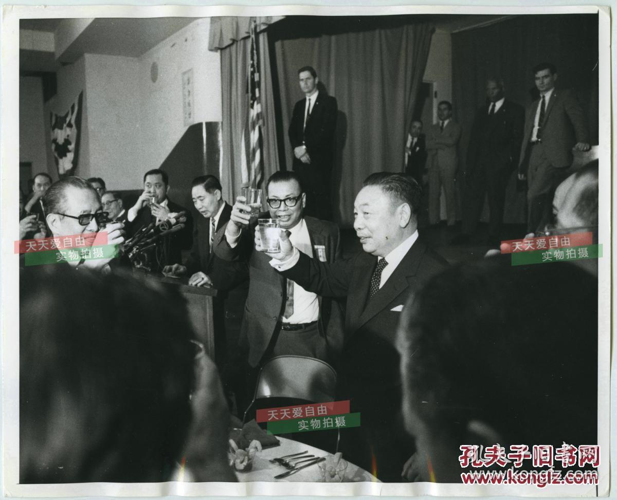 1970年4月24日在纽约刚刚遭遇暗杀袭击后，蒋经国先生按照计划继续访问中国慈善联合会老照片，25.4X20.5厘米。