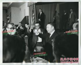 1970年4月24日在纽约刚刚遭遇暗杀袭击后，蒋经国先生按照计划继续访问中国慈善联合会老照片，25.4X20.5厘米。