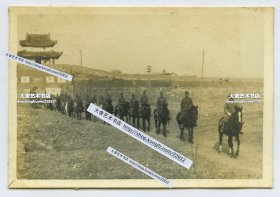 民国河北保定涞水县县城东门朝阳门城楼老照片，有日军出没，拍摄于1942年左右。8.8X6厘米，泛银。涞水朝阳门，多年来首见的照片。