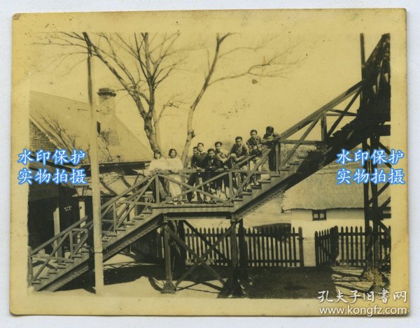 民国上海市嘉定区南翔火车站跨铁轨天桥上青年合影老照片。6.1X4.7厘米，泛银