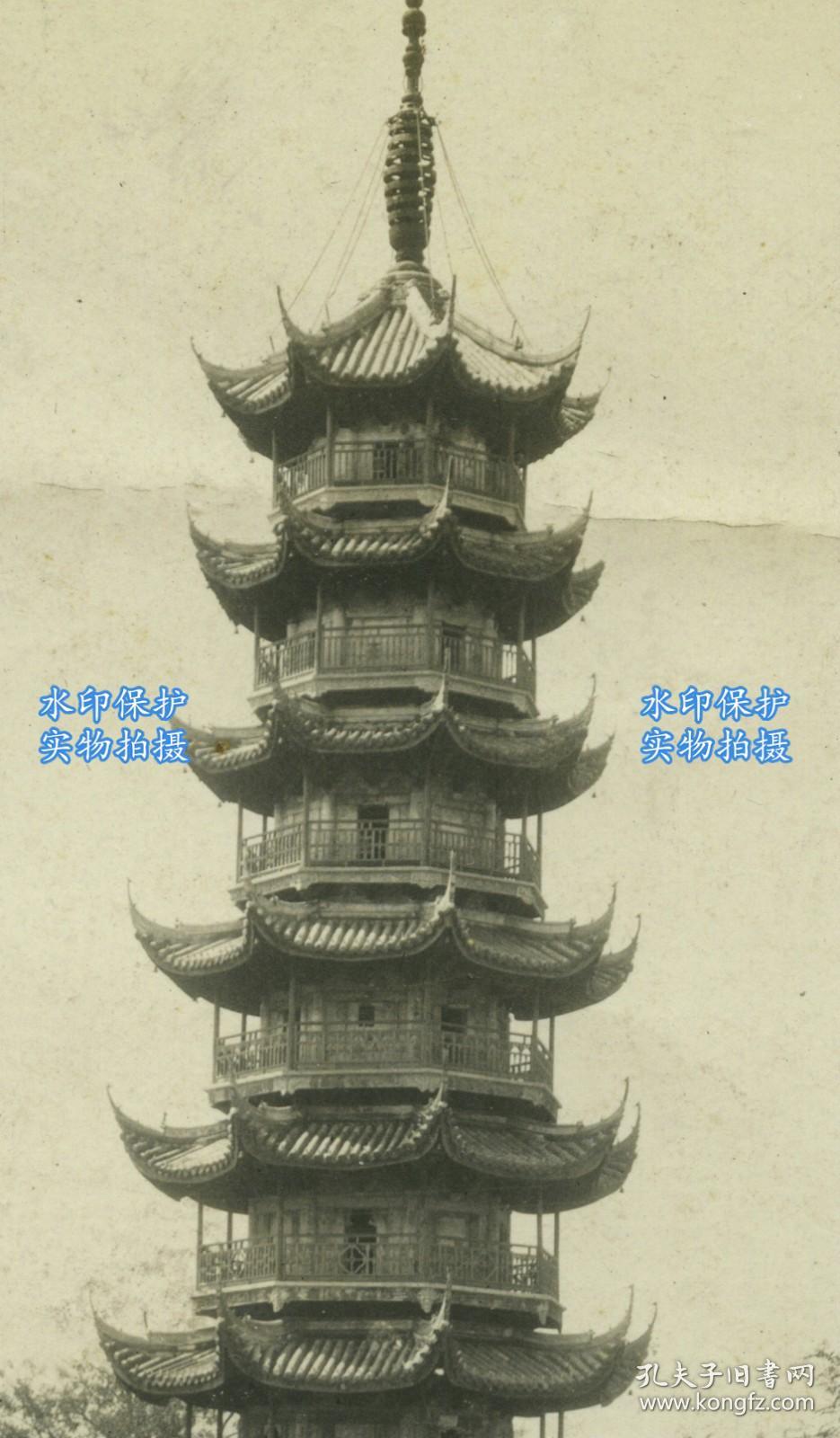 民国上海佛教著名寺院龙华寺的龙华寺塔老照片，其位于南郊龙华街道， 是上海地区历史最久、规模最大的古刹, 曾叫大兴国万寿慈华禅寺。13.4X8.3厘米，泛银