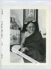 1989年7月藏传佛教第42任萨迦法王拿望贡噶罗卓旺秋仁千吉美听列，在美国波特兰访问照片一张，藏族，其又称萨迦崔津、崔津法王、天津法王。25.3X20.3厘米。