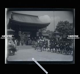 民国日本年轻预备役军校学生列队步入日本神社祈福老底片一张(A)。6X4.7厘米