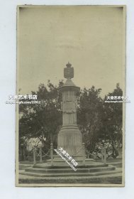 民国早期（大约1912年左右）澳门得胜马路得胜花园纪念碑老照片一张，得胜花园建于十九世纪末叶，位于士多纽拜斯大马路与得胜马路之间，坐落于昔日“花士古打监麻新路”的地段上。纪念1622年葡萄牙人在抗击荷兰人入侵澳门胜利。13.7X8.3厘米。