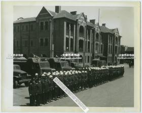 1949年国民党上海市警察局的特种镇暴队“飞行堡垒”在警察总部大楼前合影老照片，可见其执行警务所使用的装甲防弹车等。22.7X18.1厘米。国民党的飞行堡垒镇暴队大概成立于上个世纪四十年代初，归属于上海警察局，队长为颜凤楼，主要用于镇压城市暴动