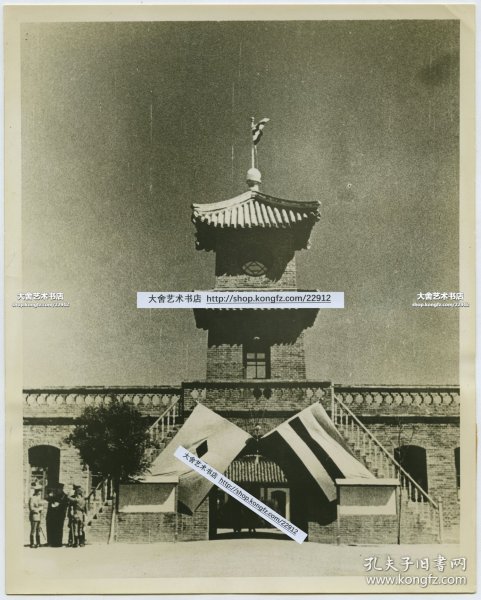 1939年北京通州兵营正门老照片。营盘是冯玉祥部队曾经驻通营地，位于通州旧城南门外， 位于现在通州区窑场村东营前街。照片拍摄时的1939年，被伪行政委员会委员长王克敏作为用来训练伪军的军事学院。根据记载，宋哲元第二十九军也把营地设在冯玉祥部队的旧营地，称为“老四营”。1948年人民解放军机要部门搬到此处，解放后曾作为解放军252医院，铁道部卫生研究所，陶情中学等用途。22.7X18.1厘米。