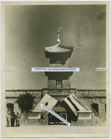 1939年北京通州兵营正门老照片。营盘是冯玉祥部队曾经驻通营地，位于通州旧城南门外， 位于现在通州区窑场村东营前街。照片拍摄时的1939年，被伪行政委员会委员长王克敏作为用来训练伪军的军事学院。根据记载，宋哲元第二十九军也把营地设在冯玉祥部队的旧营地，称为“老四营”。1948年人民解放军机要部门搬到此处，解放后曾作为解放军252医院，铁道部卫生研究所，陶情中学等用途。22.7X18.1厘米。