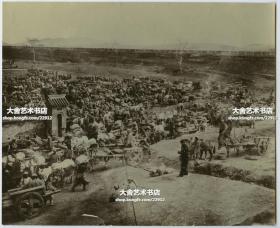 1904年中国东北的日俄战争时期，大连金州城墙下的骡马集市全景，可见一建筑前的“下马牌”。著名百年图片档案库布朗兄弟并收藏。（Brown Brothers），21.4X17.6厘米。