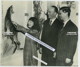 1946年“天风七子”之一的旅美女画家张坤仪，向中国驻美领事和收藏家，讲解她和高奇峰一起创作的中国画“猛虎图”。“天风七子”指的是岭南画派的创始人、天风楼主人高奇峰的七个弟子周一峰、张坤仪、叶少秉、何漆园、黄少强、容漱石、赵少昂。20.1X17厘米