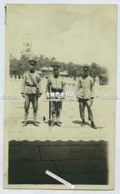 1922年三名北洋军阀士兵在北京北海永安桥头合影老照片。12.7X7.6厘米，泛银