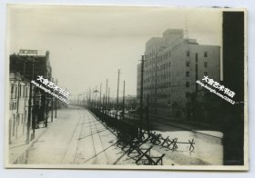 1937年八·一三’淞沪战役时期，上海火车站北站附近的道路，可见有路障 。右侧的建筑是铁路管理局大楼，此楼拍摄后不久被炸的满目疮痍。8.5X5.8厘米，泛银