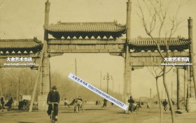 民国北京东长安街上的“东长安街”牌楼和周边交通老照片。“长安街”牌楼有两座,分别坐落于东、西长安街上。东长安街的牌楼在台基厂口外西边,横跨在东长安街上。西长安街的牌楼在北新华街北口外东边,横跨在西长安街上,在新华门迤西。1954年,以影响交通为名被拆除。13.8X8.3厘米,泛银。B