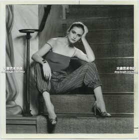 1981年麗姿·克萊本服裝公司 (Liz Claiborne)超级女模特展示吊带背心和哈伦裤广告摄影照片。20.3X20.4厘米