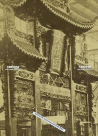 1876 年美国历史上的第一次世界博览会, 美国费城世博会的大厅，大清国展区中式牌楼建筑入口。中国是参展国之一，但没有独立的中国馆建筑，在主展厅中拥有“大清国”展区-