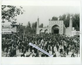 1964年新疆喀什市艾提尕尔清#真寺前热闹的街景老照片一张。25.7X20.4厘米