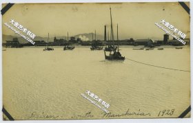 1923年冬季大连冰封的码头海岸线老照片一张，海面上都是皑皑白雪。13.6X8.5厘米，泛银。