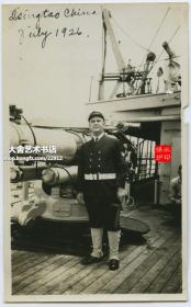 1926年7月山东青岛外国海军军舰上 ,一名军官在大炮前留影老照片。11X6.7厘米，泛银