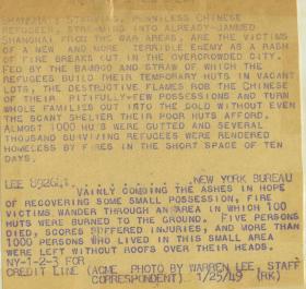 1945年1月上海棚户贫民区大火火灾后，百姓整理被烧毁的家园老照片。22.8X18.1厘米