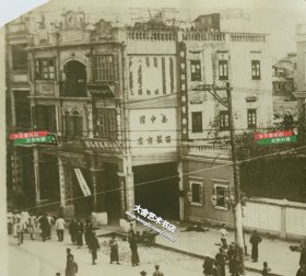 1927年12月中国共产党在广东广州发动的最后一次大规模武装起义~广州起义被镇压后，广州街头老照片，可见道路上留下了众多革命者的遗体。25.3X17.9厘米