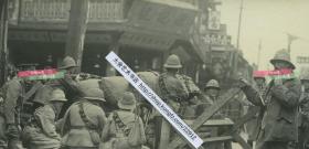 1932年淞沪抗战期间，驻守在上海公共租界的英国士兵驻守在路障之后，守卫在租界入口老照片，附近可见“源记号”商铺以及当铺标志牌等。15.1X10.1厘米，泛银