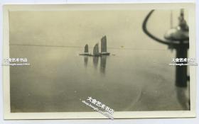 民国时期长江扬子江上航行的轮船上拍摄沿途遇到的小帆船老照片。尺寸为11.1X6.8厘米