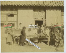 清代1905年中国东北日俄战争中，日军的战地医院军医为受伤的中国百姓做外科手术大幅蛋白老照片，21.7X17.9厘米