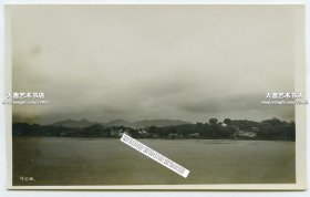 民国时期江西九江附近长江上游老照片一张。照片来自1919-1921年英国霍金斯号重巡洋舰H.M.S Hawkins 长江巡航相册。13.6X8.5厘米，泛银。
