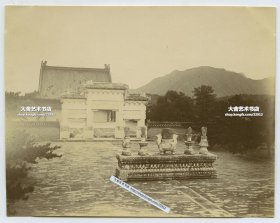 清代河北省保定市易县梁各庄西永宁山下清西陵，入口处的石五供与牌楼老照片。10.5X8厘米。