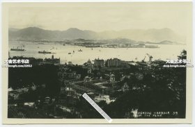 民国香港山顶远眺香港岛城区和维多利亚港老照片，拍摄地位置附近有不少房屋正在兴建，远处是九龙。14X9厘米，泛银