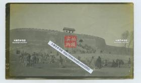 清末民初时期河南陕州的城门与城墙老照片，陕州于1913年废州为县，如今是三门峡陕州区，从城墙来看，较为雄伟，不过城楼不知何故，却极为简陋。14.5X8.8厘米，泛银