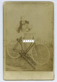 清代同期1880年欧洲照相馆橱柜照格式蛋白照片一张-- 女式自行车和它的主人合影。整件16.4X10.6厘米