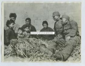 1933年日军在辽宁省朝阳市和当地百姓村民谈话交流老照片。21.5X16.5厘米。