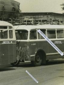 1962年北京市公共汽车公司5路道奇T234型号拖挂型老公交车，编号1030。1962年时值三年困难时期，以煤气代汽油，所以车顶上加装储气袋，老百姓都将其形象地称为“大气包”。25.6X20.5厘米