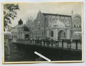 1950年代马来西亚吉隆坡市政厅老照片，印度-撒拉逊式建筑，建于1904年。8.6X6.6厘米，泛银