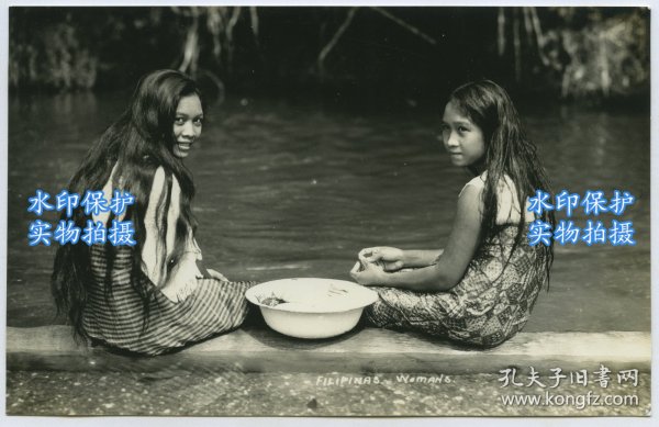 民国东南亚菲律宾池边女孩子银盐老照片。13.5X8.6厘米。泛银