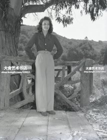 1960年代美国商业广告摄影，女子服装模特人像原版胶片底片一张，12.3X9.8厘米。