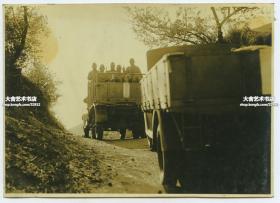 民国日军侵华时期日军乘坐卡车离开老照片一张，94式军卡的后部。14.4X10.3厘米。泛银。