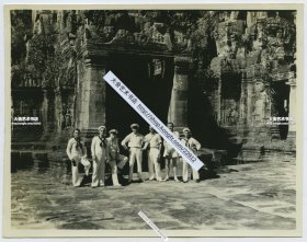 民国亚洲舰队黑鹰号海军官兵游览柬埔寨吴哥窟老照片。吴哥窟是世界上最大的庙宇类建筑，同时也是世界上最早的高棉式建筑。中国佛学古籍称之为“桑香佛舍”。12.5X9.8厘米, 泛银。