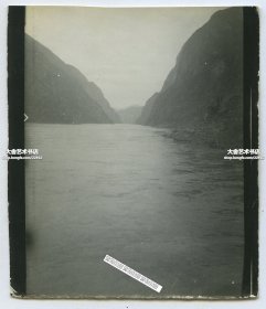 民国长江扬子江上游，巫山和巫峡一带江面风光老照片一张。7.6X6.7厘米，泛银