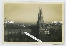 民国上海徐家汇天主教堂老照片一张，现位于中国上海市徐汇区徐家汇蒲西路158号，正式的名称为“圣依纳爵堂”。8.5X5.9厘米，泛银