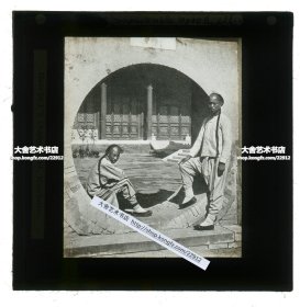 清代民国玻璃幻灯片----清末民初北京北海万佛楼入口处，月亮门前的长辫男子