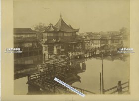 清代上海豫园九曲桥湖心亭茶楼大幅蛋白照片，九曲桥和湖心亭茶楼是豫园的标志性建筑。胡祥翰在其《上海小志》中记载了豫园茶肆丛集的状况：“邑庙豫园亦为茶肆丛集之地，向推鹤亭、船舫厅、湖心亭、绿波廊诸家。照片24.8X20厘米，卡纸30.1X24.2厘米