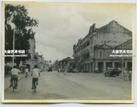 1950年代马来西亚吉隆坡街景老照片，8.6 X6.7厘米，泛银。B