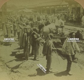 清末民国立体照片---1904年7月东北满洲，日俄战争辽阳会战时期，辽阳大街上采购物资的俄国士兵，可见“（兑换）羌贴”的店铺
。此战是日俄战争史上重要的战役之一，揭开了俄国陆军在中国东北全面崩溃的序幕。