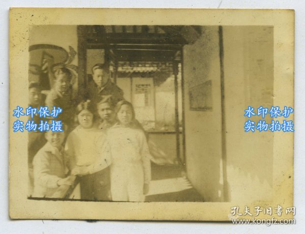 民国上海市嘉定区南翔古典园林（檀园？）青年合影老照片。6X4.5厘米，泛银。B