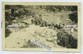 1922年北京长城附近的峪口水涧，当地百姓驴子交通运输队老照片一张。11.3X7.1厘米，泛银。