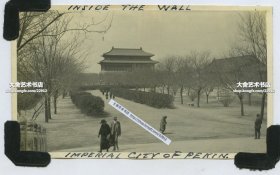 民国时期北京紫禁城故宫内部，宫门前小广场花园老照片，这个角度不常见。11.1X6.6厘米，泛银。