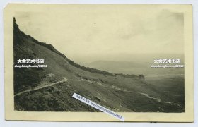 1922年北京周边年久失修的长城老照片一张，与长城平行之处有条小路。11.6X7.1厘米，泛银。