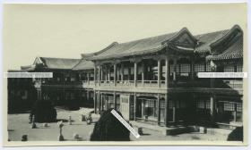 民国北京中南海中海延庆楼主楼老照片，在1947年之前未烧毁的样子，整栋建筑现在已经没有了。北平重要古建筑遗失最惨痛的教训之一，照片拍摄并洗印于1910年代。14.3X8.3厘米，泛银
