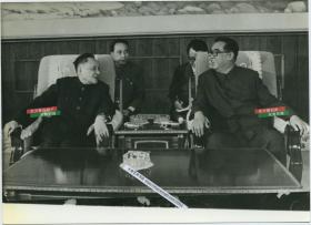 1978年9月9日朝鲜建国三十周年期间，邓小平副总理访问朝鲜平壤，与金日成同志交谈老照片。16.4X12厘米。对话的过程当中，小平同志曾经这样说道：“最近我们的同志出去看了一下，越看越感到我们落后了！此时国家的重心应该放在经济改革上来。